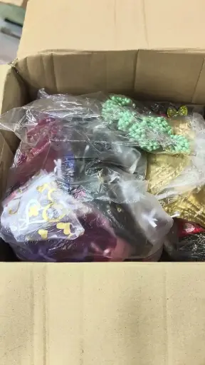 [A-028168] Restantenbox Bomvol Cadeauzakjes Giftbags en Lint Bekijk video voor inhoud 